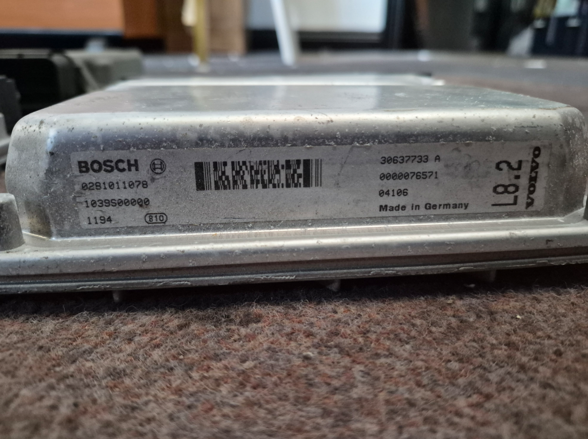 VOLVO V70 2004 MK2 2.4 DIESEL ENGINE CONTROL UNIT ECU 30637733A